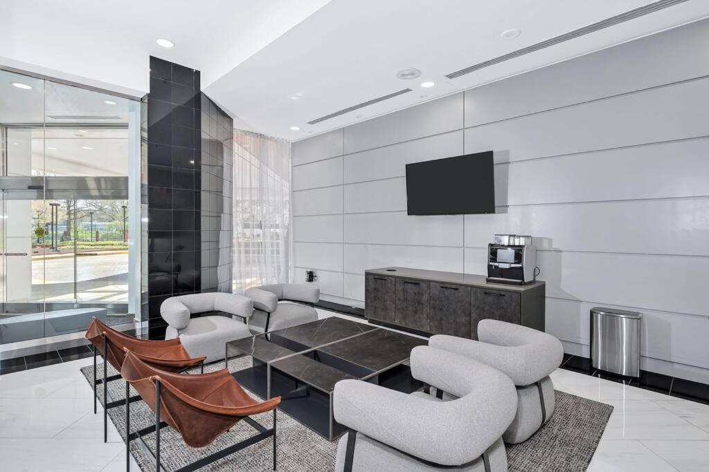 Incredible With Rooftop In Pentagon Apartment Arlington
